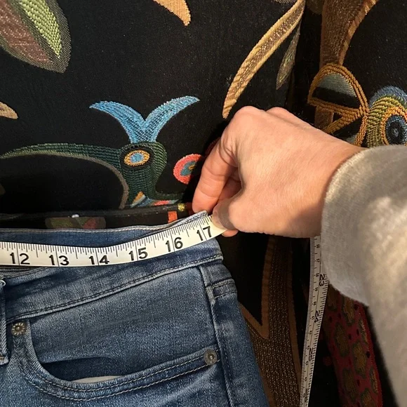 Lucky Brand Distressed straight leg Jeans. Mid rise with raw hem size 12/31 - Picture 8 of 10